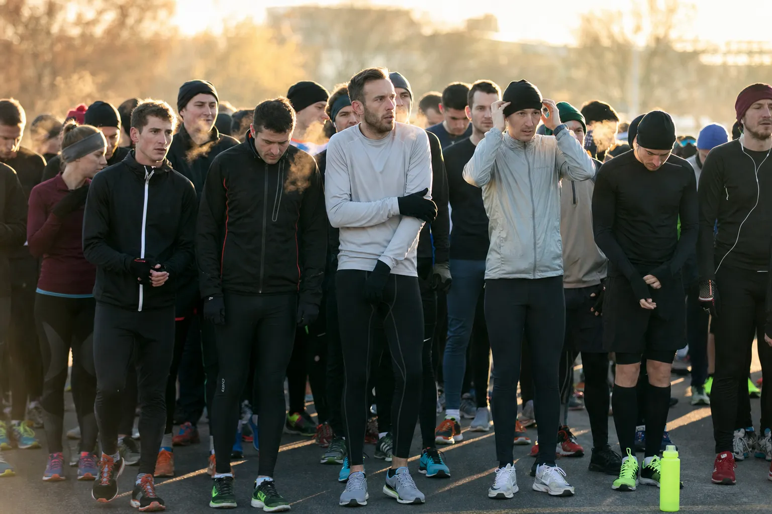 Coureurs sur la ligne de départ d'une course sur route, le matin.